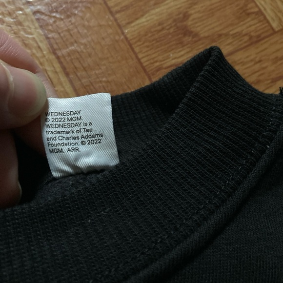 Wednesday Addams Family Front/Back Graphic Sweatshirt Divided 2022 Netflix - Picture 3 of 4